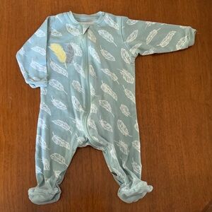 😊FREE😊 Tuffy Feather Print Kids Footie size 3m